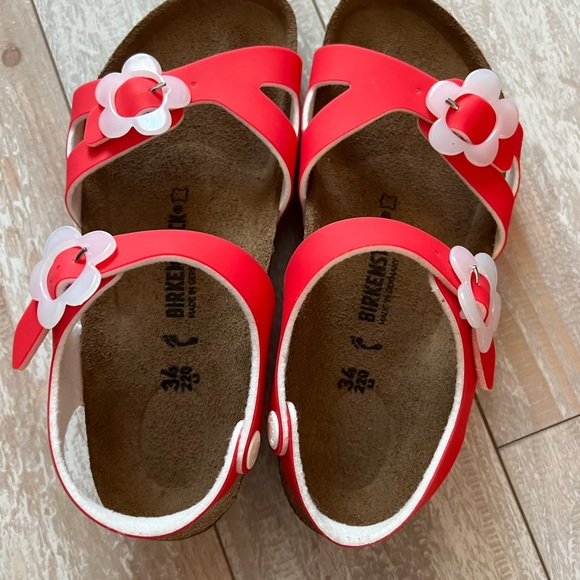 NWOT! Birkenstock sandals. Pink with Flower 🌺 Buckles. Girls size EU 34 / 3 US - Picture 2 of 3